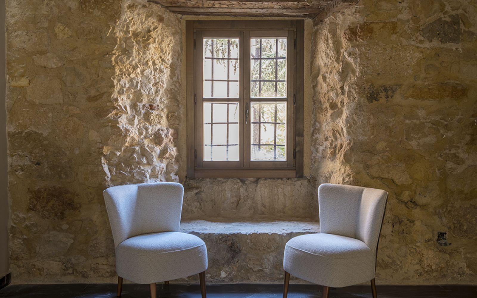 Dos sillones frente a una ventana, un espacio de encuentro y diálogo